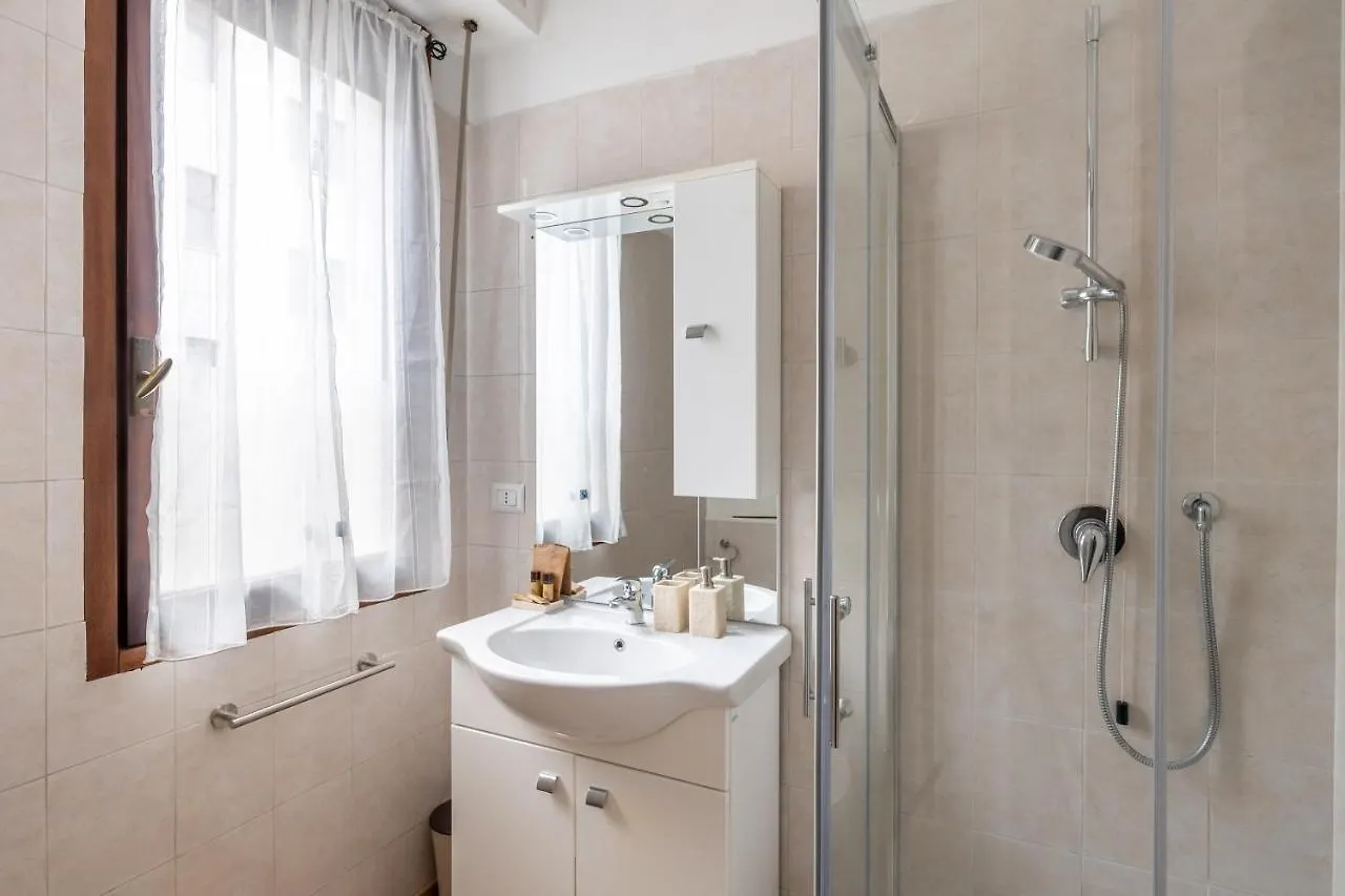Suite 1,2 Porta Milano Centro Parking Free Italy
